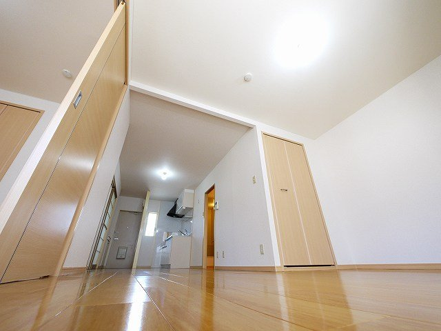 サニーサイド三笠Aの居間・リビング|ゆったり過ごせる居間です