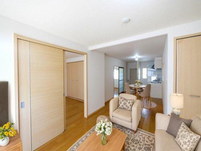 サニーサイド三笠Aの居間・リビング|こちらのリビングで趣味の時間をお楽しみください