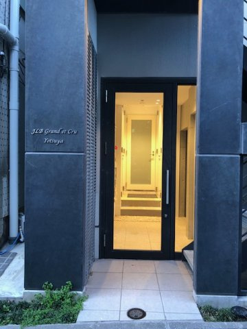 JLBグランエクリュ四谷のエントランス