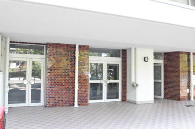 【エントランス】 | 【デザインリフォーム済♪ご案内可能】北緑丘第三住宅12号棟 | 物件資料を、メールやご郵送にてお届けすることが可能です。また、お客さまのご不明な点がありましたら、お気軽に弊社スタッフまでお聞きくださいませ。