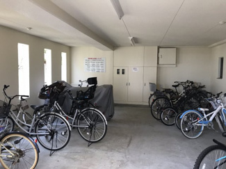 【その他共用部分】 | 駐輪場は屋内で広々です。