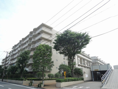 【外観】 | パークハイツ鶴見Aウイング | 人気の大規模マンション。
敷地内には公園があり子育て環境充実しています。