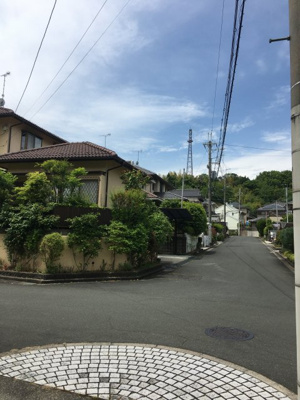 【前面道路含む現地写真】 | 大津市仰木の里7丁目12-12　中古戸建 | 北側6m道路（東側から）