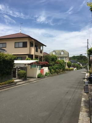 【前面道路含む現地写真】 | 大津市仰木の里7丁目12-12　中古戸建 | ✖東側6m道路（南側から）