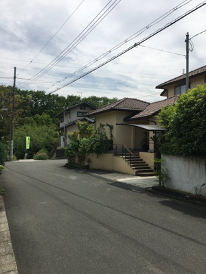 【前面道路含む現地写真】 | 大津市仰木の里7丁目12-12　中古戸建 | 北側6ｍ道路（西側から）