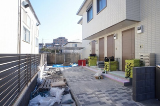 【その他共用部分】 | 広々としたアプローチ。奥に自転車置場が設けられます