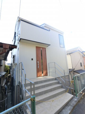 【外観】 | 磯子区岡村三丁目新築戸建て | 横浜市営地下鉄「蒔田」駅徒歩20分。バス停「岡村町」停歩3分。
閑静な住宅街に位置する新築戸建てです。