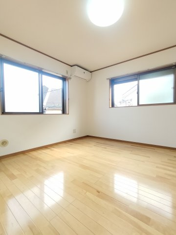 【洋室】 | 明るい東南角部屋で風通しも良好です。