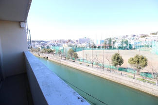 【展望】 | バルコニーからは、大岡川が一望です♪春先には、きれいな桜並木をお部屋から見られます！