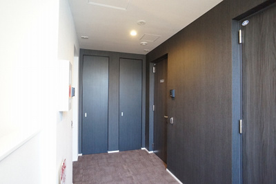 【その他共用部分】 | シャルマンスクエア | カーペットタイルの敷かれた共用通路。シックなホテルライクの共用部です