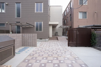 【その他共用部分】 | シャルマンスクエア | 開放的なアプローチ部です