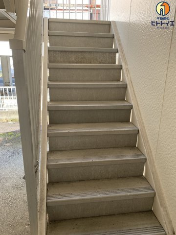 トゥインハイツのその他共用部分|2Fへ上がる階段です