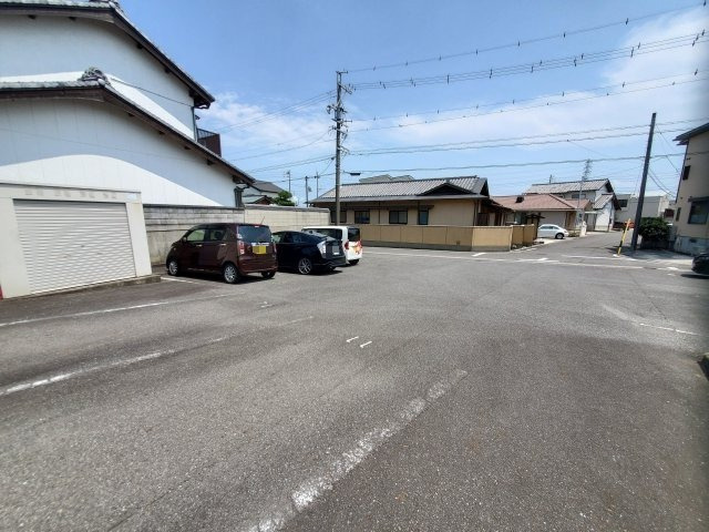 グランモアかがりＢの駐車場
