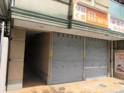 REVERY朱雀（リバリー朱雀）のエントランス