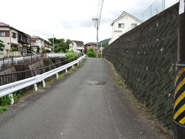 売土地　四條畷市大字清瀧（更地）の前面道路含む現地写真