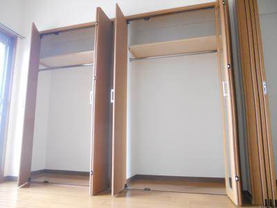 ヒーリングタワー七条大宮の収納|壁一面の大型クローゼット