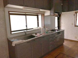 【キッチン】 | 折本町住居付き貸し倉庫 | ３口コンロ付きシステムキッチン