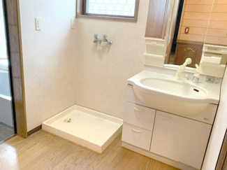 【洗面所】 | 折本町住居付き貸し倉庫 | ３面鏡付き洗面化粧台・室内洗濯機置き場