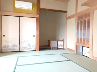 【内装】 | 折本町住居付き貸し倉庫 | 和室８帖　エアコン付き（残置物）