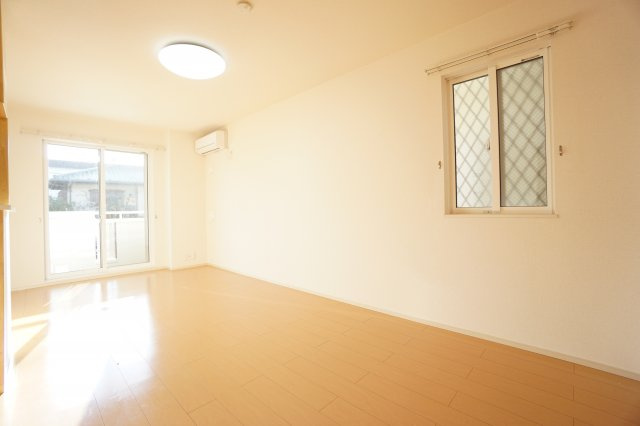 【居間・リビング】 | プリミエール西都賀 | ※同物件、角部屋の写真です。出窓はございません。