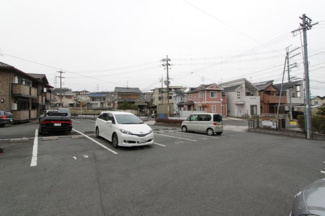 【駐車場】 | ヒールクリークＭイースト | 車をお持ちの方に嬉しい駐車場付きの物件です