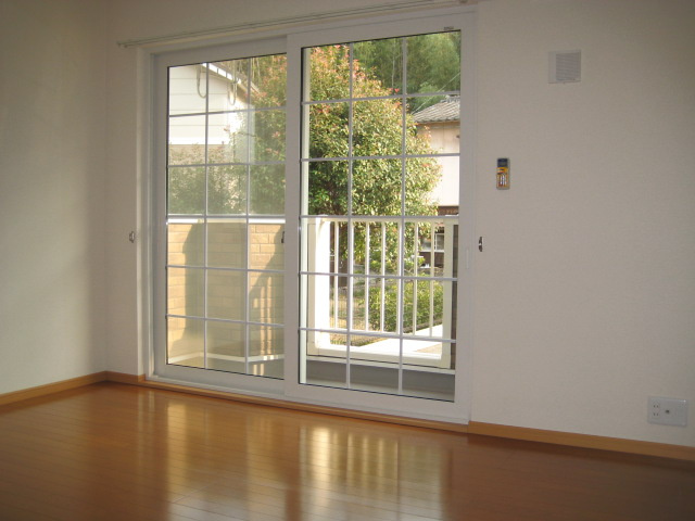 ガーデン彦崎の居間・リビング|洋室