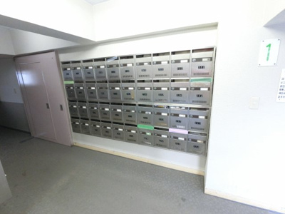 【その他共用部分】 | 六浦荘団地C棟 | 集合ポストです。
郵便物はこちらからお取りください。