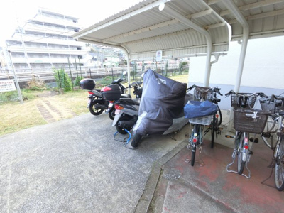 【駐車場】 | 六浦荘団地C棟 | バイク置場です。