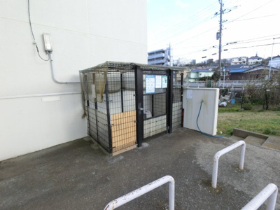 【その他共用部分】 | 六浦荘団地C棟 | ゴミ置き場です。
敷地内にあるのでゴミ出しが楽ちんです。