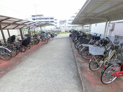 【その他共用部分】 | 六浦荘団地C棟 | 自転車置き場です。
屋根付きなので雨が降っても安心です。