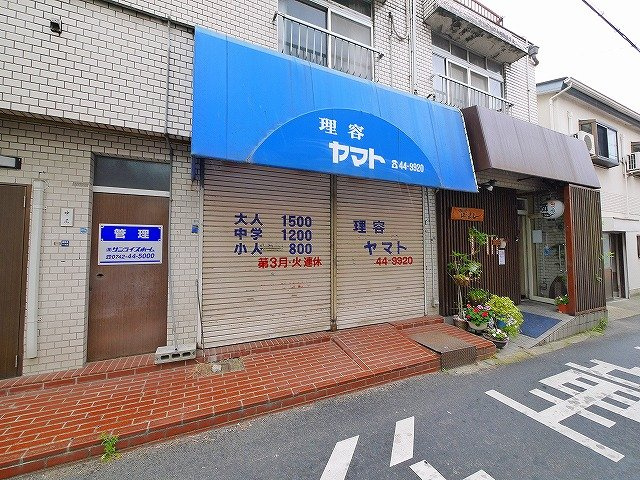 富雄貸店舗・事務所の外観|シャッター付き