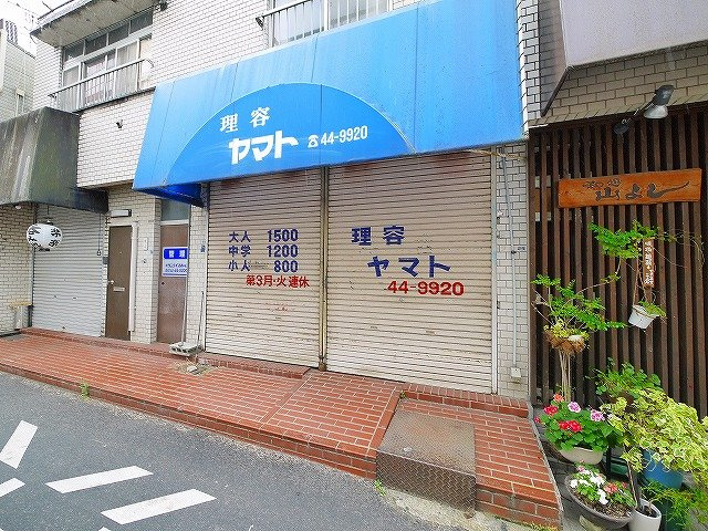 富雄貸店舗・事務所の外観|シャッター付き