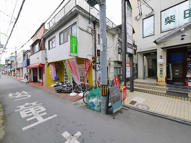 富雄貸店舗・事務所の周辺|物件の前の道路です