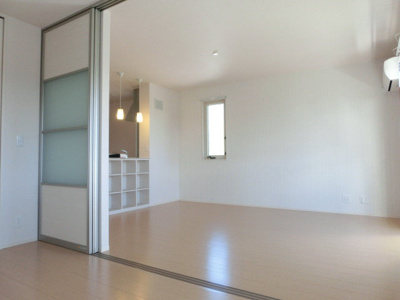 【居間・リビング】 | フェリーチェ真美ヶ丘Ａ棟 | こちらのリビングで趣味の時間をお楽しみください