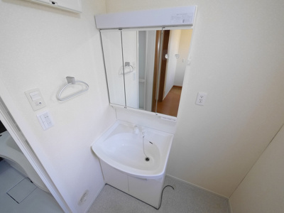 【独立洗面台】 | 矢部町貸家 | 独立洗面台、小物を置くことができて便利です