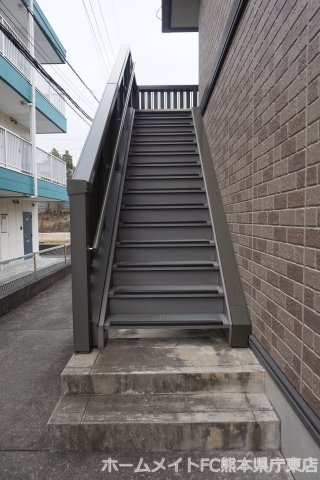 熊本市東区長嶺東９丁目のアパートのエントランス