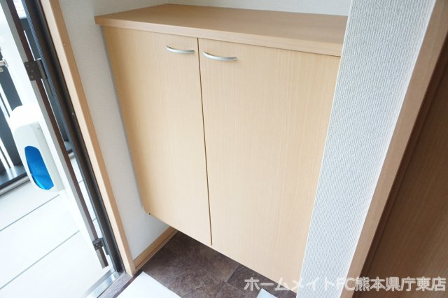 熊本市東区長嶺東９丁目のアパートの玄関