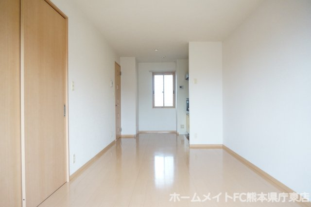 熊本市東区長嶺東９丁目のアパートの居間・リビング