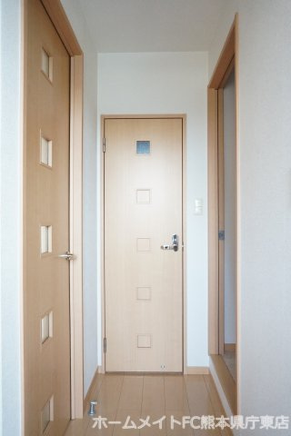 熊本市東区長嶺東９丁目のアパートの玄関
