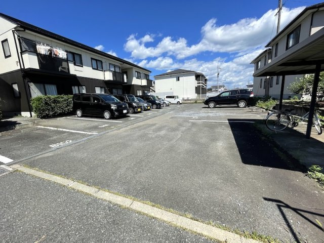 エスメラードBの駐車場