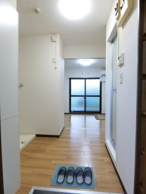【展望】 | ホワイトエレガンスⅡ | 玄関から室内への景観です！キッチンの奥に洋室7帖のお部屋があります♪
