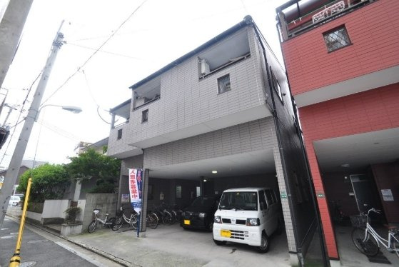オフィシャル県庁前の外観