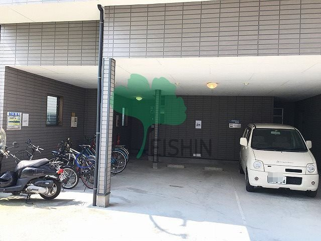 オフィシャル県庁前の駐車場