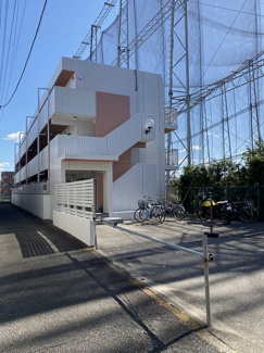 【外観】 | 複数沿線利用可能な「日吉」駅まで徒歩圏内♪コンビニ・スーパー・ドラッグストアが近くて便利な立地の3階建てマンションです♪