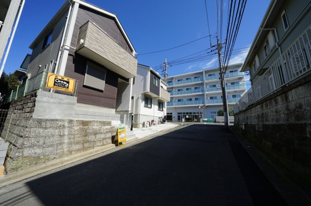 教育環境が整い、横浜駅・都心へアクセス良好！リビング１８帖の３LDK♪保土ヶ谷区常盤台　全２棟新築戸建ての前面道路含む現地写真