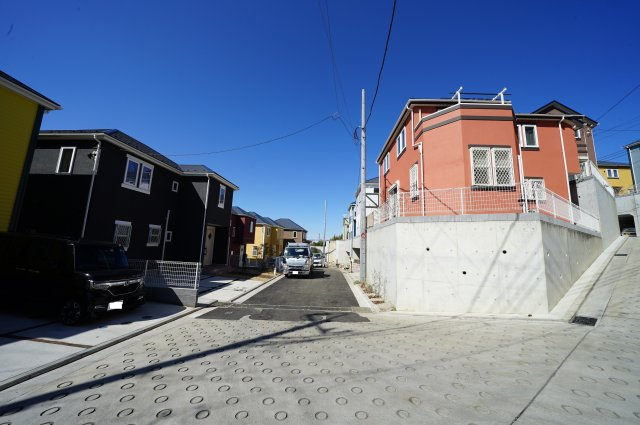 西谷駅・羽沢横浜国大駅徒歩圏！大型分譲の英国調デザイナーズ住宅♪保土ヶ谷区東川島町　全６棟新築戸建て　D号棟の外観
