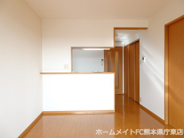 熊本市南区近見６丁目の賃貸マンションの居間・リビング