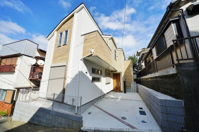 保土ヶ谷公園など豊かな緑に囲まれた住環境！バス停徒歩１分♪１８．２帖の４LDK。保土ヶ谷区仏向町　新築戸建ての外観