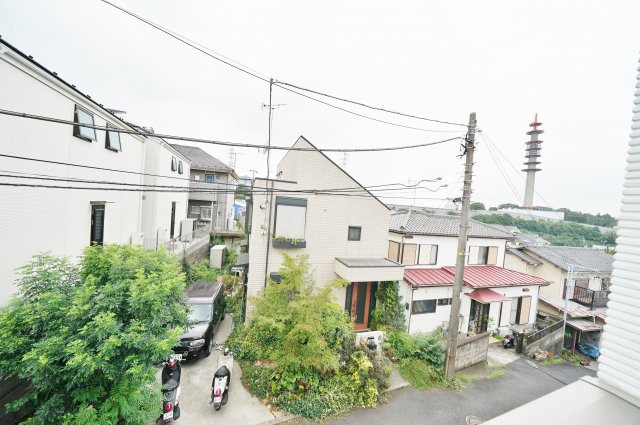 保土ヶ谷公園など豊かな緑に囲まれた住環境！バス停徒歩１分♪１８．２帖の４LDK。保土ヶ谷区仏向町　新築戸建ての展望