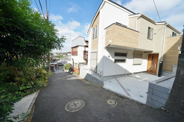 保土ヶ谷公園など豊かな緑に囲まれた住環境！バス停徒歩１分♪１８．２帖の４LDK。保土ヶ谷区仏向町　新築戸建ての前面道路含む現地写真